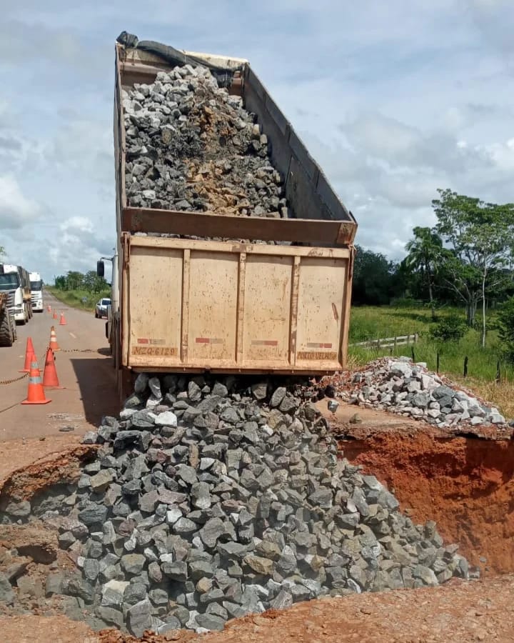 Equipe do DNIT refazendo o aterro do KM 1033, da BR-364, em Extrema-RO. O trecho da rodovia desmoronou no último dia 19, após fortes chuvas.